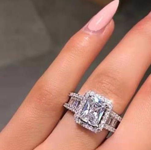 Elegant Ring with diamonds