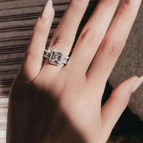 Elegant Ring with diamonds