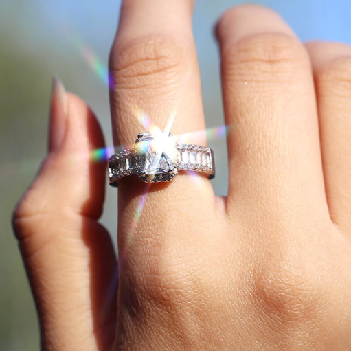 Elegant Ring with diamonds