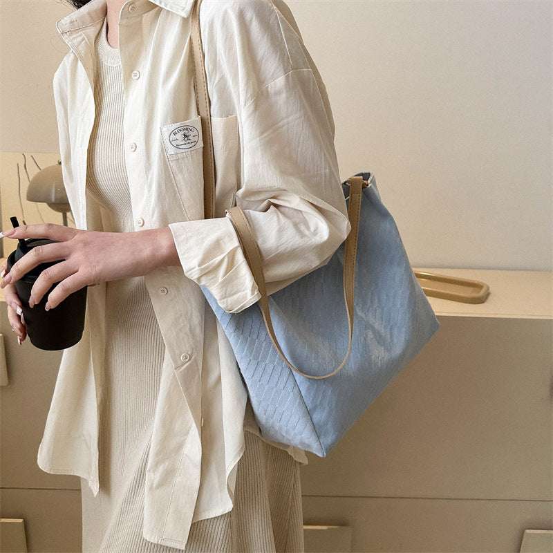 Fashionable Urban Shoulder Bag for Women with Large Capacity